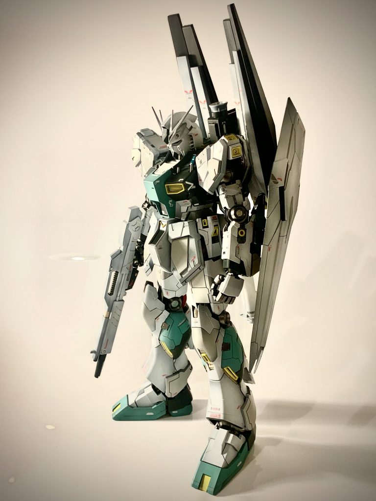 斜め正面から。個人的にこの配色には大変満足。地球連邦の量産機をほんの少し感じさせつつスタイリッシュな配色になったと思います。METAL ROBOT魂の量産型νガンダムと福岡νガンダムから着想を得てカラーリングの場所や配色を決定。ストーングリーンとサンシャインイエローが絶妙に効いてくれました。