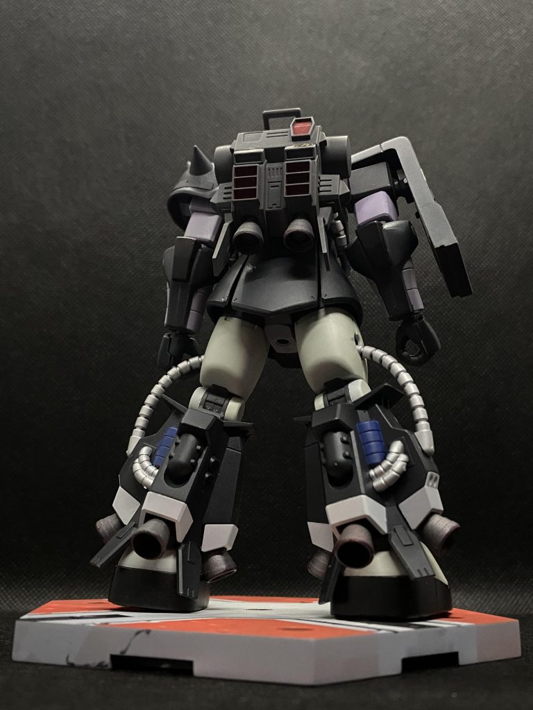 後ろから使用塗料 ラッカー塗料使用 一部エナメル本体黒部分 クレオス2番黒 カウリング色本体白部分 クレオスライトグレー本体紫部分 ガイアAT_10 パープルチューブ  クレオス8番シルバー武装    クレオス焼鉄色関節    ガイア メカサフスーパーヘビーバーニア  クレオス焼鉄色→タミヤクリアーレッド(エナメル)足部一部  タミヤエナメル ブルー レッド