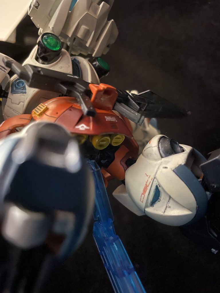 唯一、見てほしいポイント。背中のバーニアはGNコンデンサーに。腰の3連スラスターはGNバーニアに換装。そして腰アーマーは、塗り分け、デカール、追加ディテール、我ながらうまくいったと思います。うほほい。