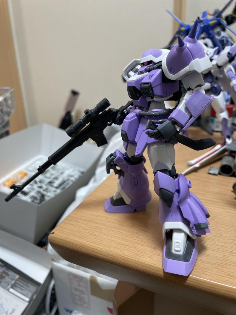 スナイパーライフルも新規デザインでカッコいいので他のHG機体に持たせても違和感なくミキシングに使えそうですね。