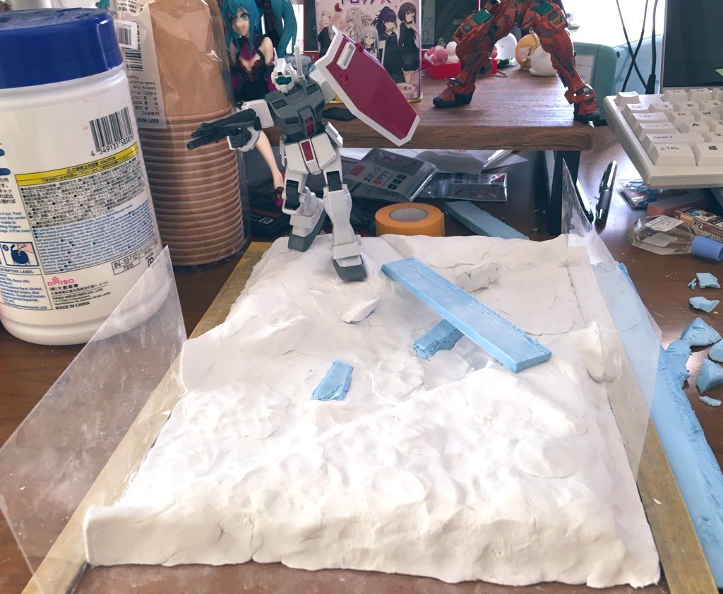 今回ははじめてのジオラマだったので勢いで地面作りと配置を決めます（本当は橋も作りたかったのですが今回はやめました）