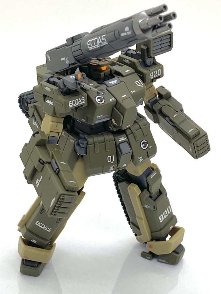 4連メガ・マシン・キャノンの先端はメタリックで塗ったので強そうに見えます。