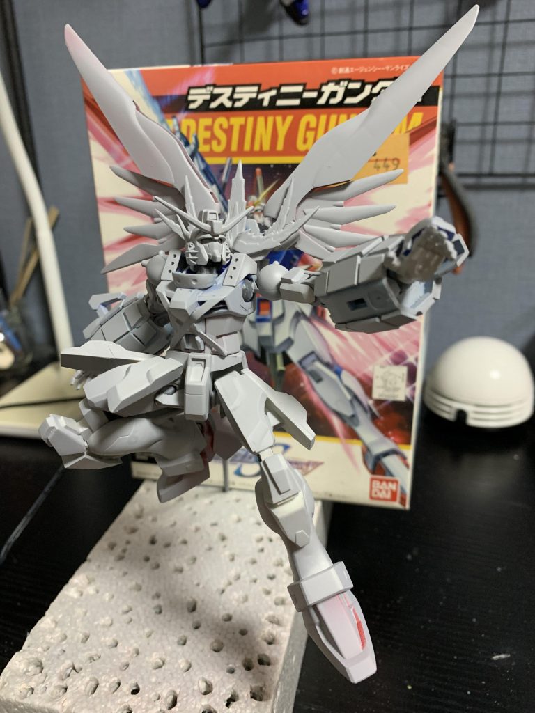 見ての通り、ベースは発売当初に買ってずっと積んでいたコレクションシリーズ、デスティニーガンダムです。動かないけど造形が良くて改造もたのしいキットです。