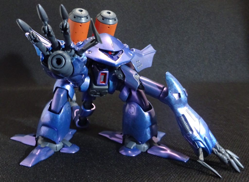 相棒のハイゴッグです こちらもキットよりかなり小型化されています 肩アーマーの小型化し水かきのような形状に 頭部?パーツをノコギリとスジボリタガネで丁寧に切り取り、プラ板やパテ、ジャンクパーツなどで中空構造にしてついでにモノアイを可動化 さらについでに簡易変形で水中潜航モードになれるように加工しました  バイスクロー8本(爪関節の可動化)正直いうと今回はこれが一番面倒でした 1本ならともかく同じようなものを8本は怠かったですし強度的にパーツ破損のリスクが高く一切気が抜けない作業でしたので でも頑張った甲斐はあったかな? 爪先が動くだけで結構表情付けができますからね