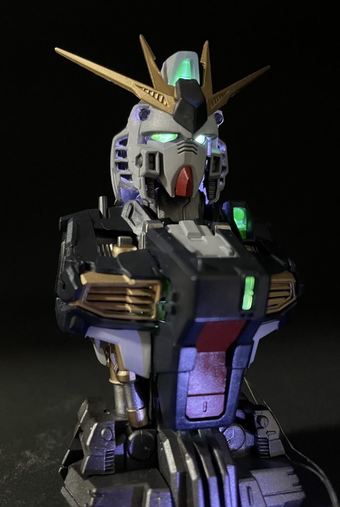 ツインアイが光るとやはり刷り込まれたロマンが爆発しますねww本体は全てABSでしたが、ラッカー塗装で全て仕上げました。はめ合わせから割れる気がしたので極力バラバラにした状態で塗りました。