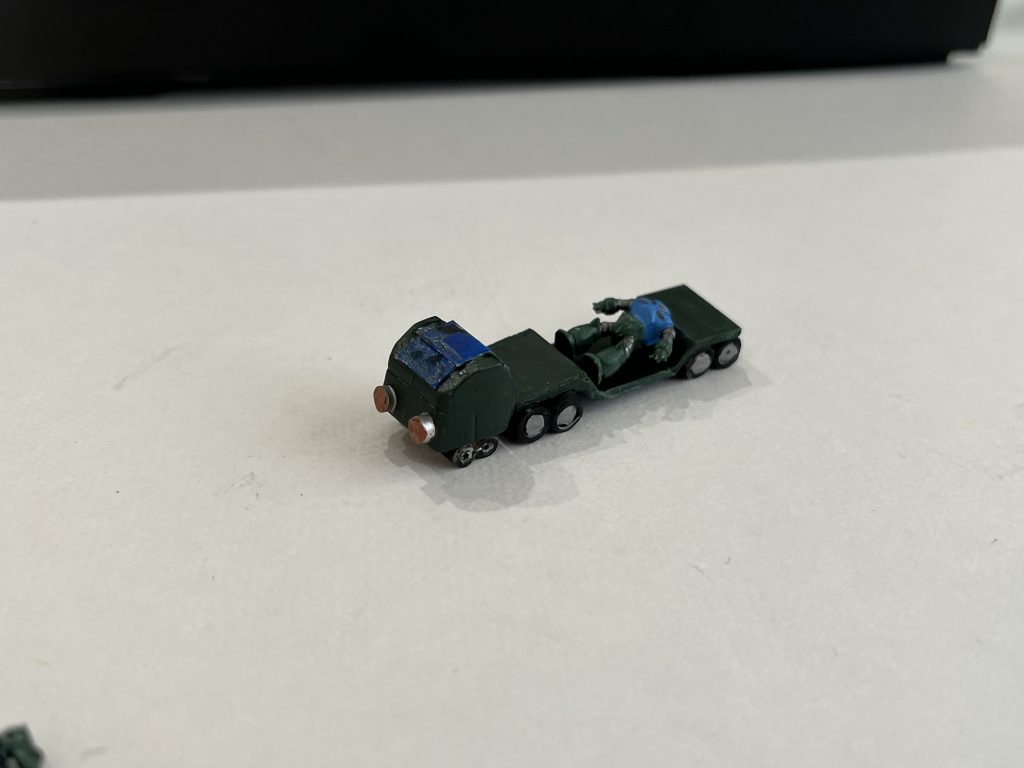 諸悪の根源②サムソンは諦めて、適当に運転席をつけたトレーラー。運転席っぽいけど、これ、なんかのhgの踵なんだぜ…。どうしても輸送場面を表現したくて自分で作ったけど、すごく嫌い(爆)