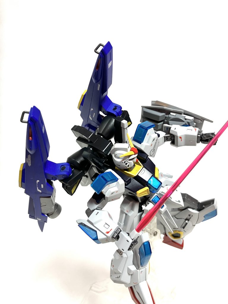 Gフライヤーはオミットされているが、スーパーガンダムと違いバーニアがフレキシブルに可動するので強引なマニューバが可能!