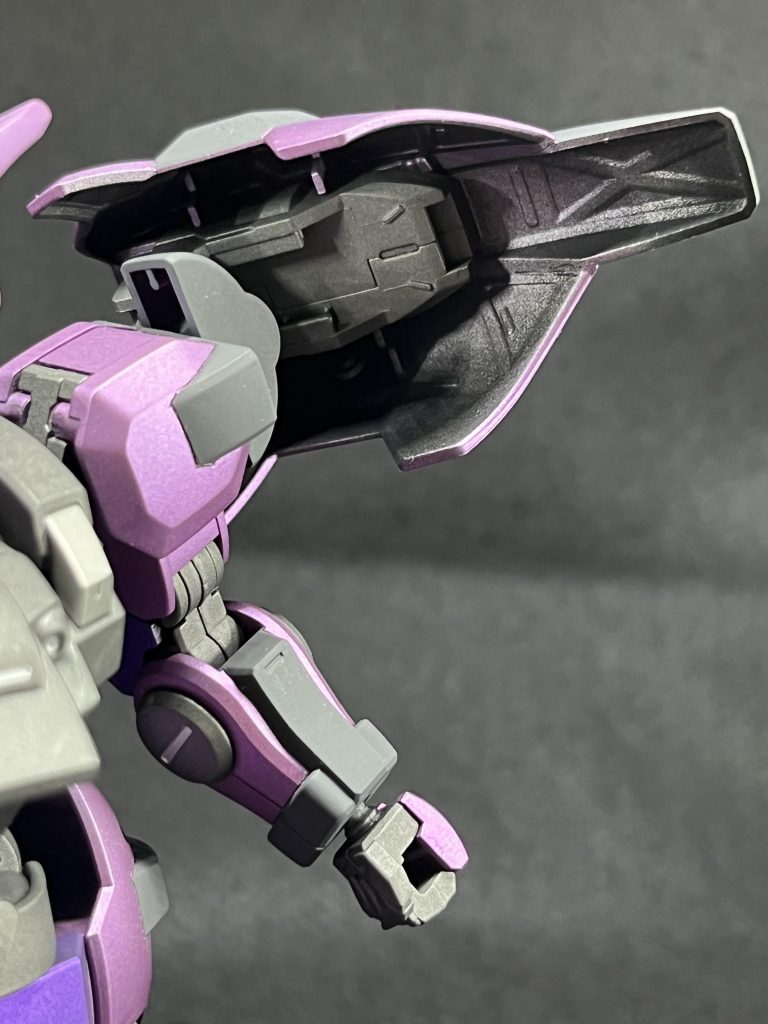 肩アーマー裏今回は、『マスキングでしっかり塗り分けてみよう』という課題を設けていたので、アーマー裏もしっかりガンメタルやメカサフ系で塗りました。