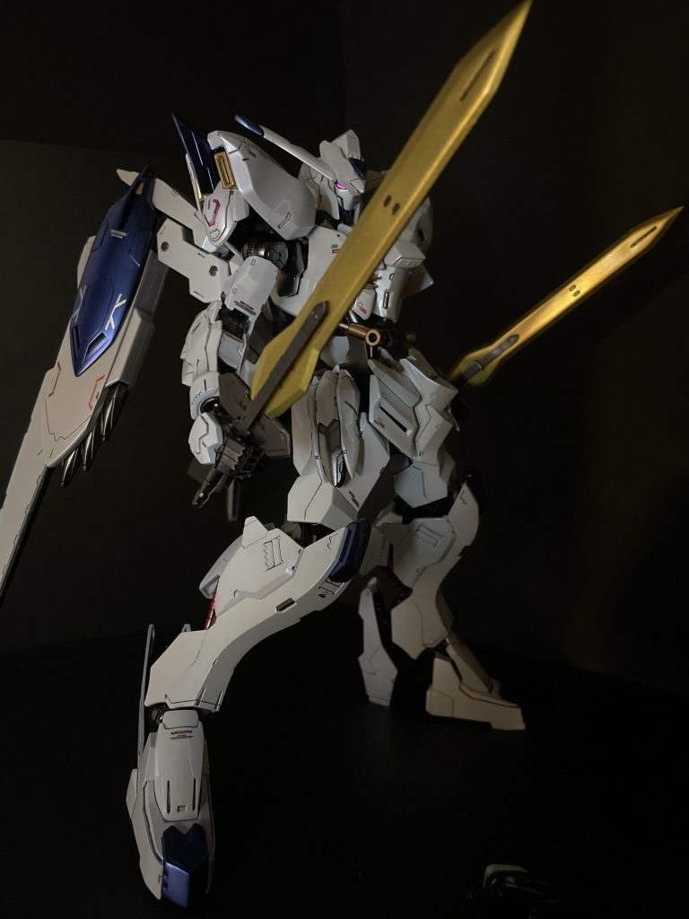 バエルソードシャキーン。スターブライトゴールドはピッタリのカラーですね。