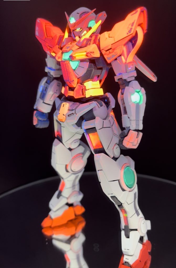 付属のクリアケーブルのホログラムはラッカー系で溶けてしまう残りでスプーキーで塗装後にホログラムフィルムを上から貼りました。制作から2年経って大分色落ちてしったのが反省点ですね😅