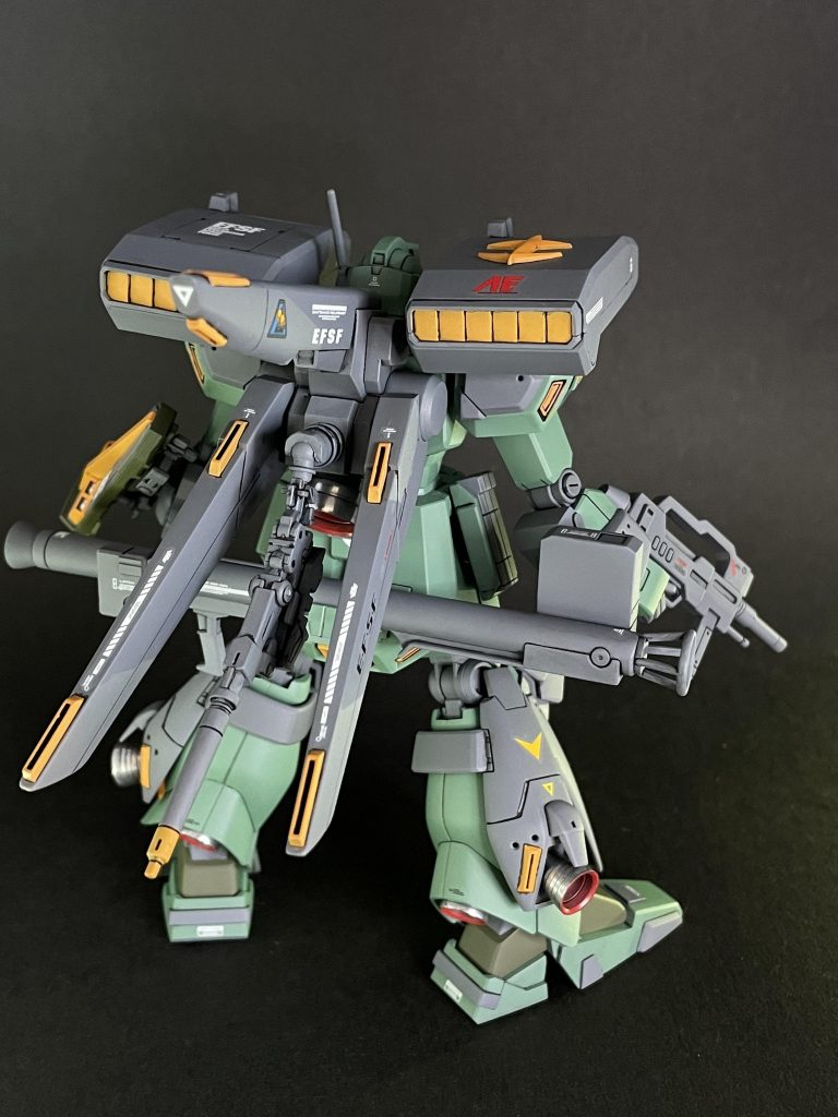 背面ですオリ武器企画第3弾フレキシブルアームビームガン背面に装備することで、背面の攻撃及び防御も完璧!だってニュータイプ専用なので笑そしてバックパックの上部バインダー部の合わせ目が綺麗に消えているところなんか、是非みてもらいたい笑笑そして今回地味に頑張ったところの一つ、イエローで塗り分けたバーニア部ですなるべく綺麗に発色するように塗り分けもサフを吹いてやりました(当たり前ですか)。