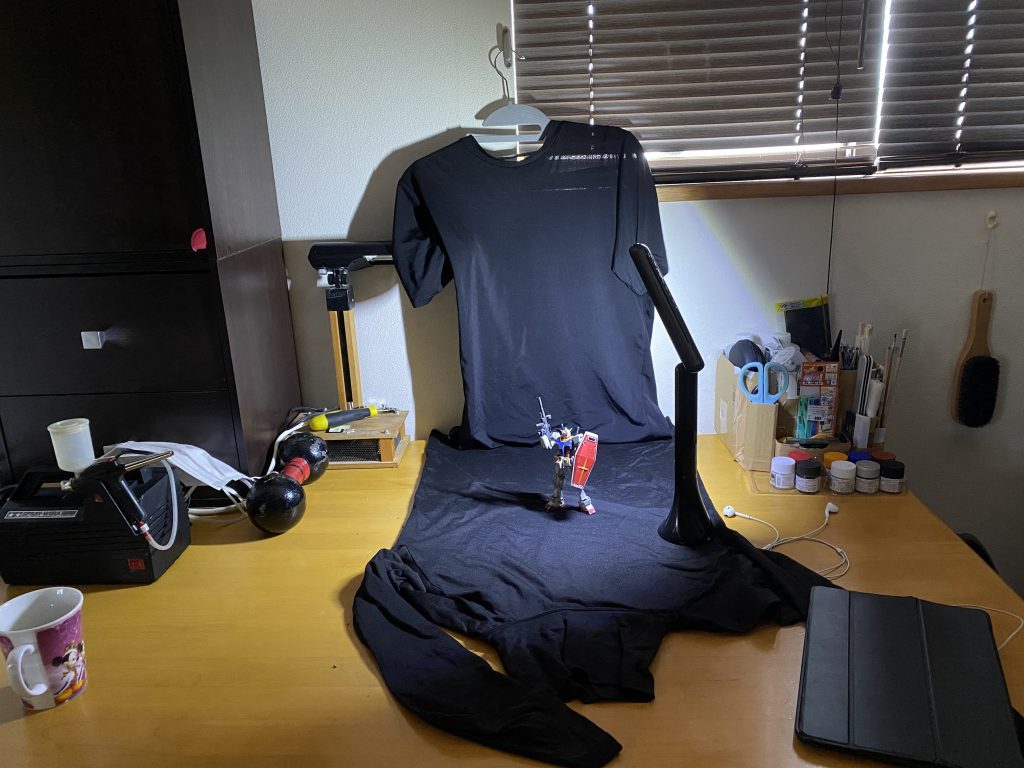 背景の黒はTシャツです