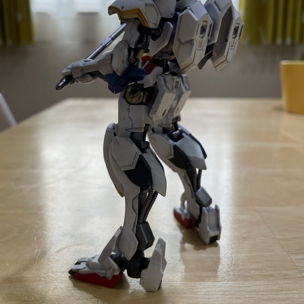 ふくらはぎとか最高にカッコいい。造形的にはエアリアルに似ているように感じるが、メカニカルデザインが明確に一緒とは言われてないんだよな。