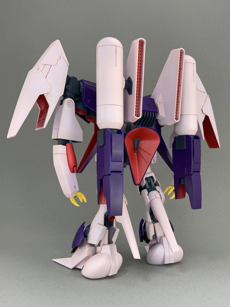 塗装はクレオスのピンクサフ吹いてから、ルージュピンク、パープル→ラベンダー、GXレッド、GXイエローです。グレーはメカサフヘヴィ。細かいところはエナメルです。はじめてのピンクサフでしたが、 プラ板延長した部分が残り、思ったほどの隠ぺい力は出ませんでした。いい勉強になりました。