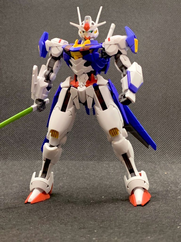 ビームサーベルはアニメ本編に合わせて黄緑色に塗装。現状成型色とどちらが正解かわからないので両パターン用意。