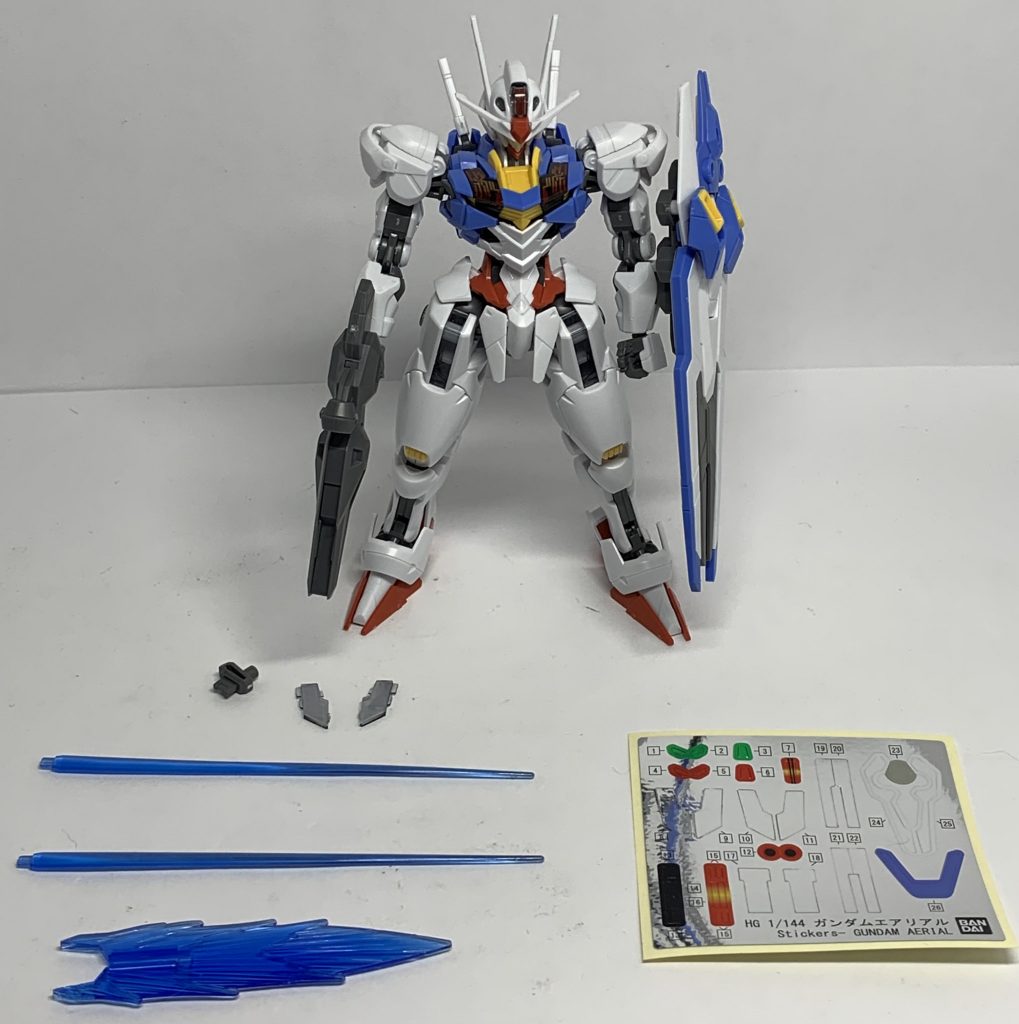 付属品と色分けシール。ビームサーベルエフェクト等。これまでのHGシリーズおよびEGシリーズの技術等をフィードバックしたことで色分けと稼働範囲が巧く確保されているので組むだけで楽しいですね。……まぁその欲を言えば単価は少し上がっても構わないので標準で握り手か平手を付けて欲しいところなんですが。ともあれ新時代を切り開くガンプラとしておすすめです！見かけましたら是非！