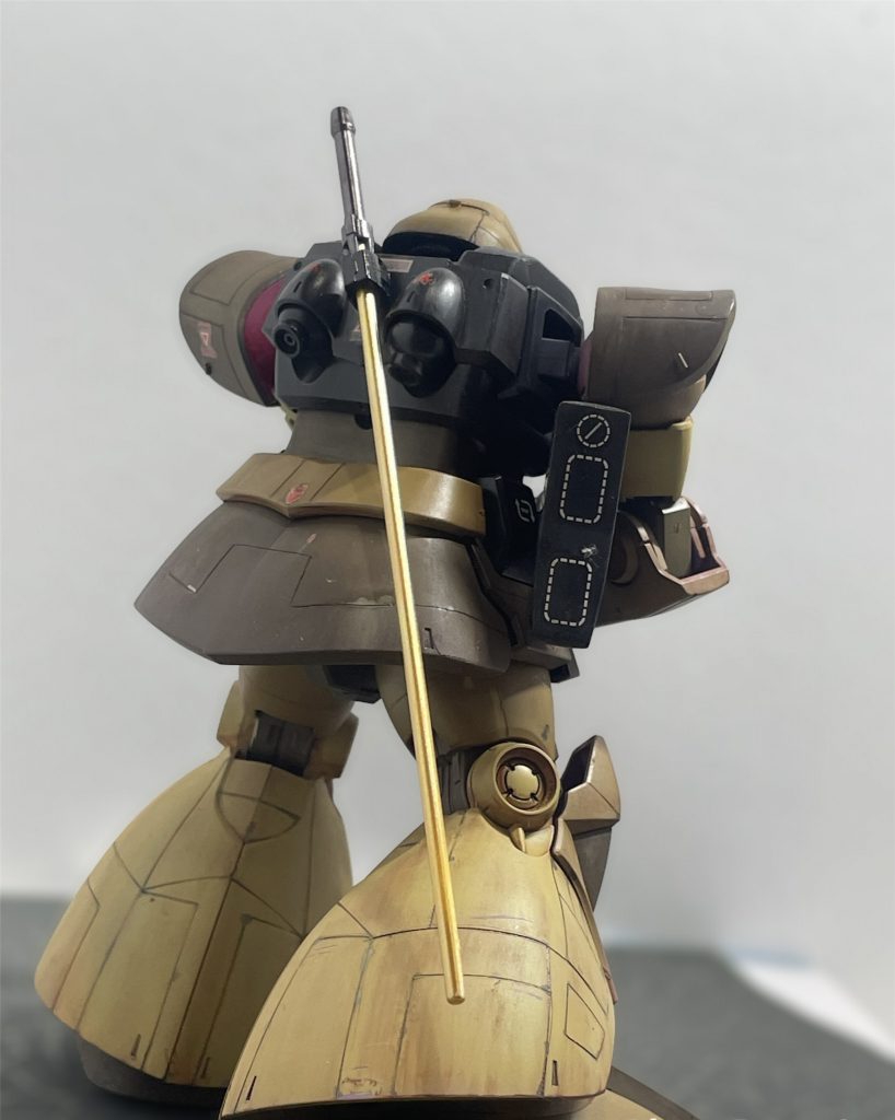 ノーマル塗装でも良かったのですが、オリジナル性を少しでも出せればと砂漠戦仕様らしい色にしあげました。HG UCのドムはプロポーションも良くあまり手を加える必要がない商品ですね。