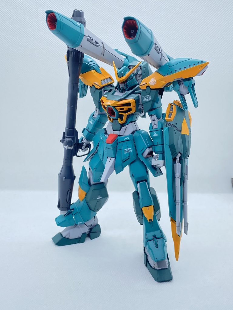 プロポーションの変更は一切無しで、要らないディテールはシアノンでひたすら埋めています。股間の赤いパーツは形状が気に入らなかったので、プラ板でアニメ風に作り直しました。