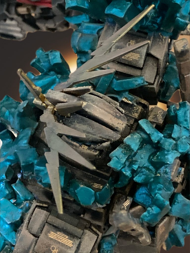 ゴールドのデカールに合わせて、ゴールド系でウェザリング。もはやフェネクスに見えなくもない。