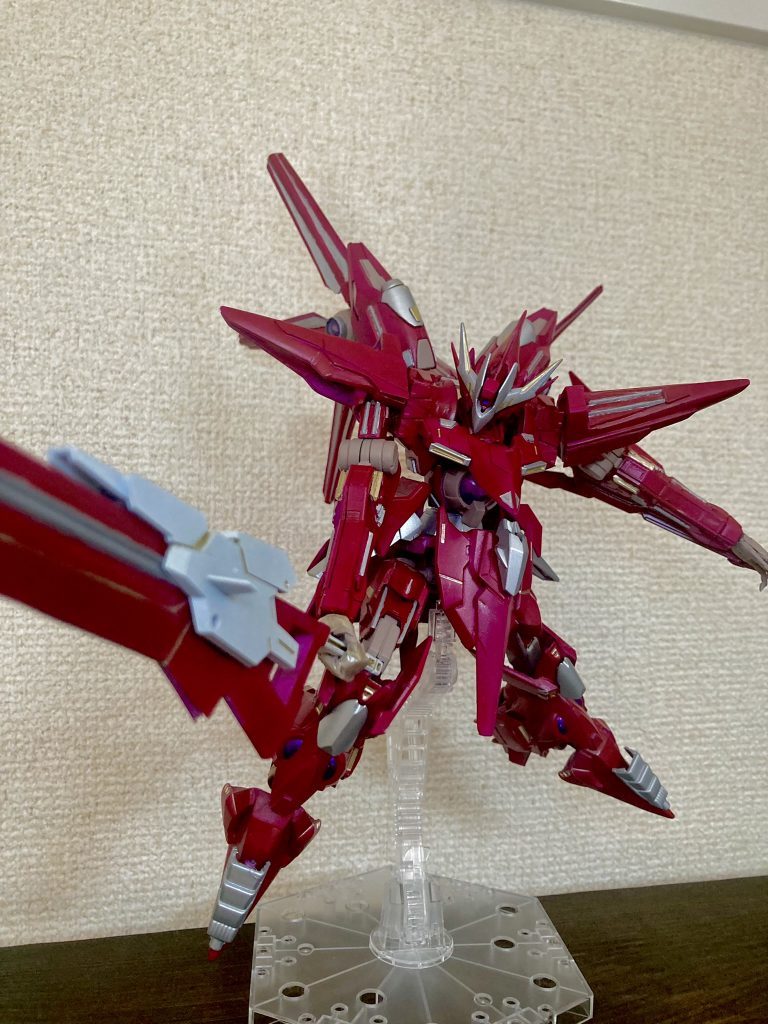 【GNバスターソード】「やっぱり戦争は白兵でねぇとなぁ!」アルケーのバスターソードにライトニングバックウェポンシステムMk-IIIのパーツを合わせ、プラ棒やプラ板でディテールアップしてます