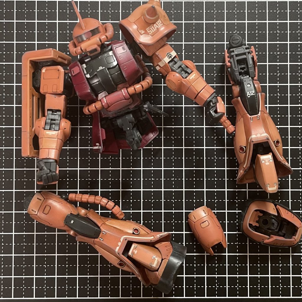 折れた直後の悲しそうなシャアザクさん。