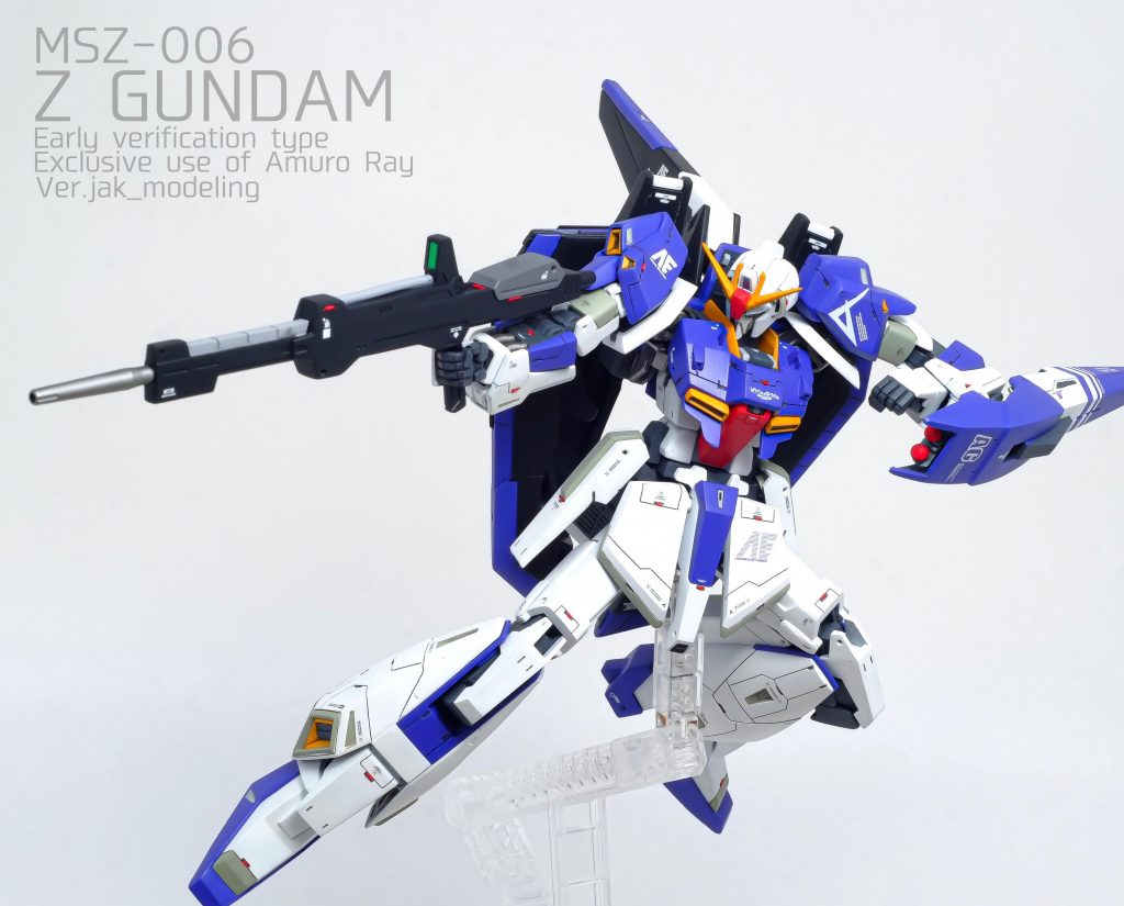 胸上の甘いディティールも取り去り、カチッとしたダクトやウィング状のアンテナを新造。襟元にもフレームディティールを追加し俯瞰からのビューでも情報量、緻密さをアップ。腰部にもフレームディティールを追加しています。