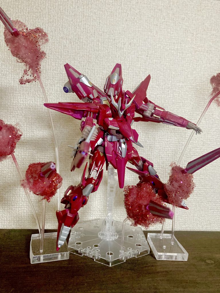 【GNファング】「行けよ!ファングゥッ!」ファングのGN粒子エフェクトは綿に着色し、ダイソーのネイル用ラメグリッター、ラメ丸1mmで再現