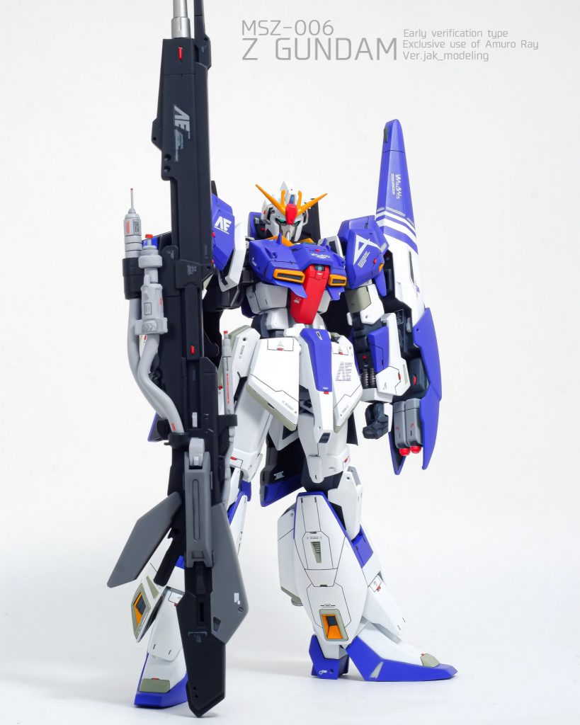 シールド先端に特徴的なライン塗装のグラデーションを施しました。レタリングデカールとの組み合わせです。