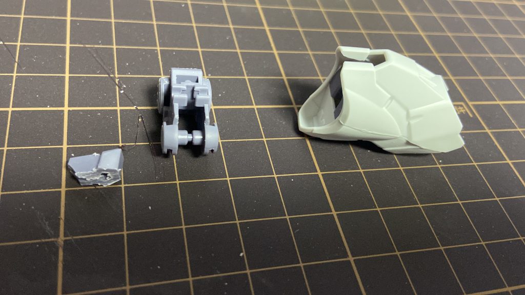 太もも部分を後ハメにするのにTwitterで見かけた先駆者の方がしてらした、見える部分だけ分割する方法にしました。他にはゲート処理と塗装とスミイレだから写真忘れました、、赤ちゃんの成長記録の写真撮り忘れるなんて最低！！