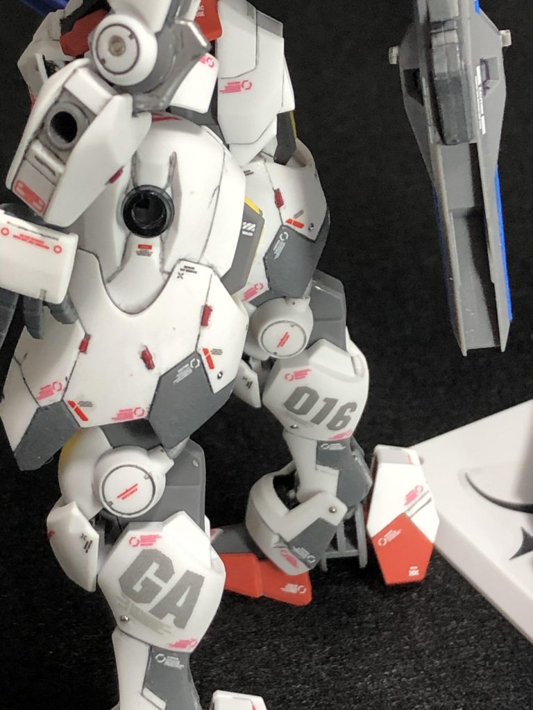 脚部です。GA=ガンダム016=エアリアルの型式番号XVX-016より。ここも灰色の塗り分けが綺麗に出来たと思います。デカールやレッドチップも集中させることでメリハリを意識しました。