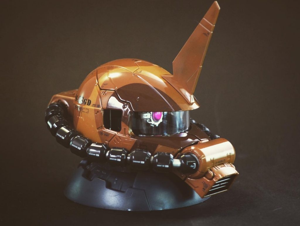 デカールの段差を消すために、クリアを塗布して削ってを繰り返しました。途中、何度も削り過ぎて修正しています。