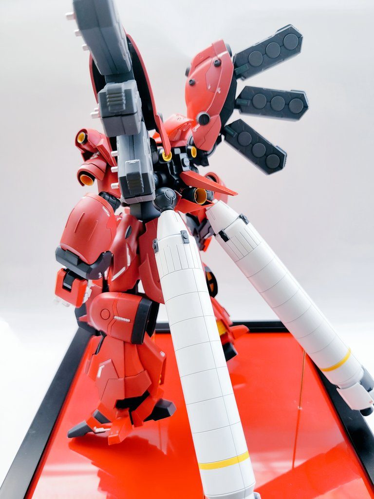 背中の基部はCSナイチンゲール、ファンネルコンテナはノイエジールです。