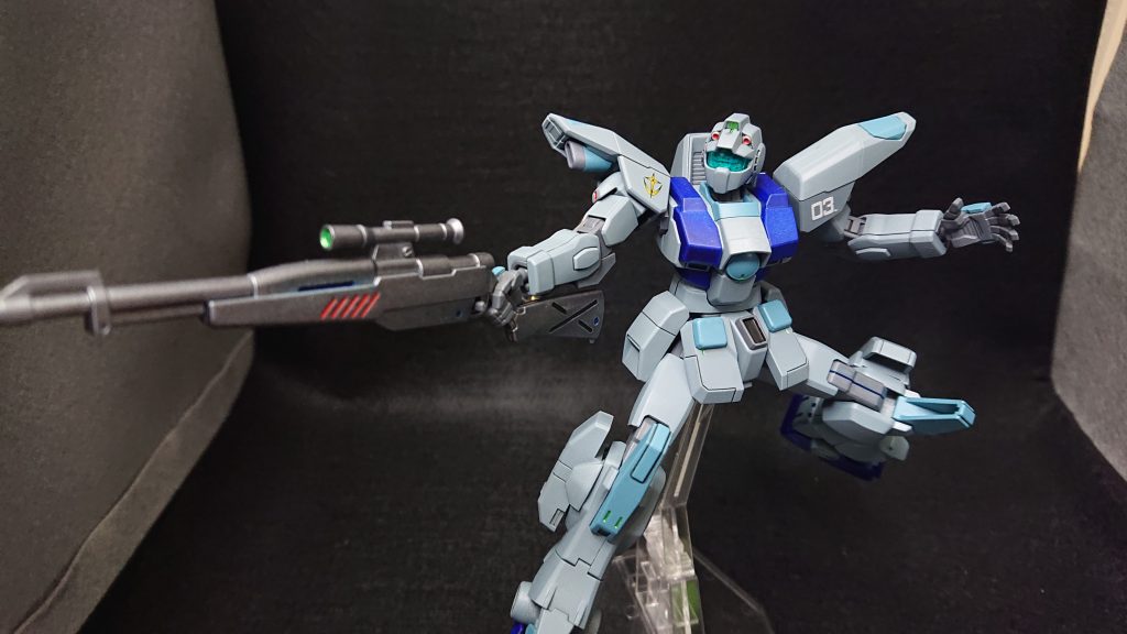 小隊なら番号とマークが必要かなと思い、初めて“ガンダムデカール”を使ってみました適切な場所と量がわからなかったので、今回は両肩だけにしときました