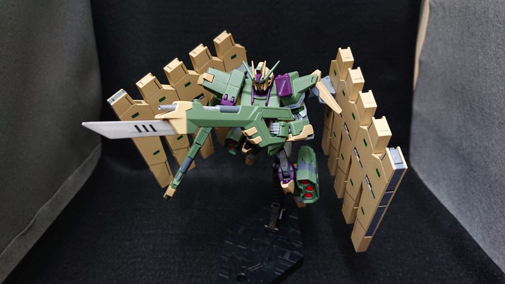 肩部分はEGならいけるかもと考えたのですが、接続軸の太さなどが違いスカスカだったのでバスター側に詰め物をして無理やり挟み込んでいます