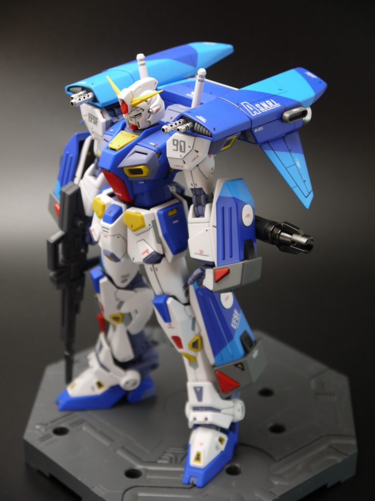 Aタイプはこの前後に長いシルエットがカッコいいですね。MGに付くように、各部のピンを加工・調整しました。合わせ目を消し、スジボリを追加し、ディテールアップしています。ちなみに、撮影時に絞りすぎて足元のピントがボケています。写真撮影も模型と同様に奥が深いですね…。こちらもまだまだ勉強中です。