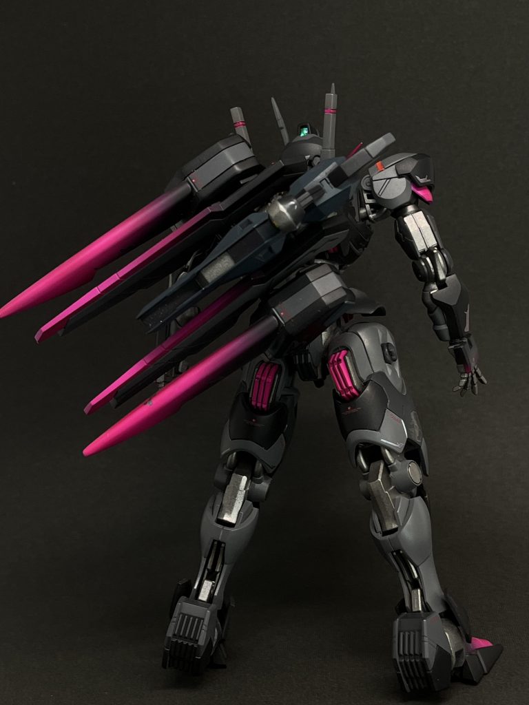 背中のバックパックはHGアストレイから一部移植と軸をコトブキヤのパーツから組み合わせました。数パターン配置変更でき好みで組み替えられる様にしました。