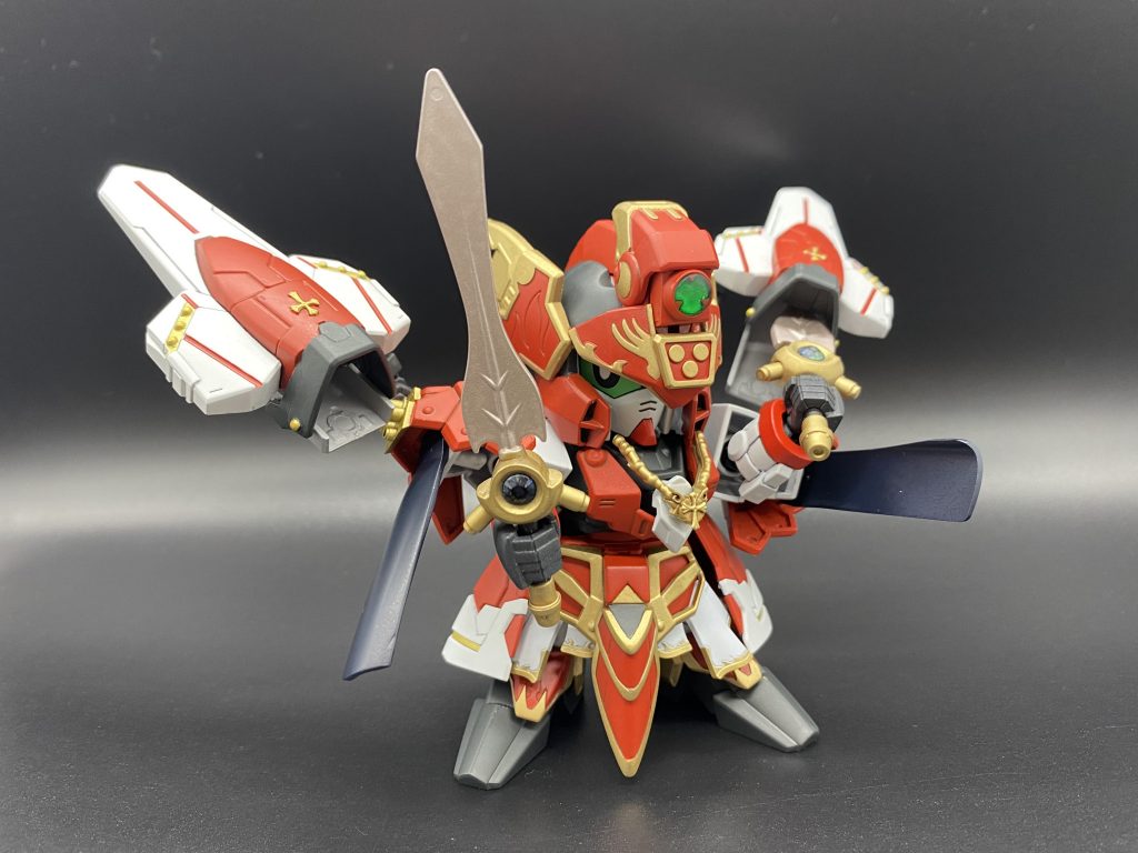 剣はシールドに納刀されています。戦闘時はアーム接続のシールドが前面に移動してきて抜刀！