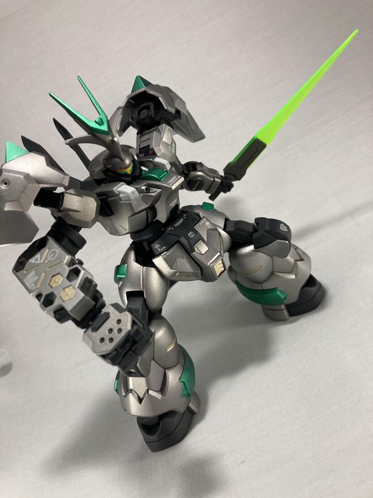 ビームソード？も無骨で良いですね、こういうシンプルながらもグリップだけじゃ無い近接ビーム兵装好きですでもこれ青く塗ったらガリガリくんみたいになりそうですよね