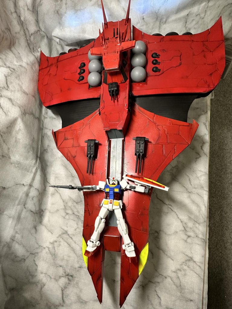 EGガンダムと比べるとこんな感じ。だいぶ大きくて我が家の展示スペースを一気に圧迫しました(笑)