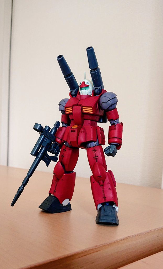 塗装は赤い部分と靴をシタデルで筆塗りしただけ。合わせ目ゲート跡は放置のサクっとモデリング。自分的に、かけた時間に対する満足度が高くて気に入ってます。いつかもう一度、デティール整えて全塗装で作ってみたいのですが、両キット共に売って無い……。