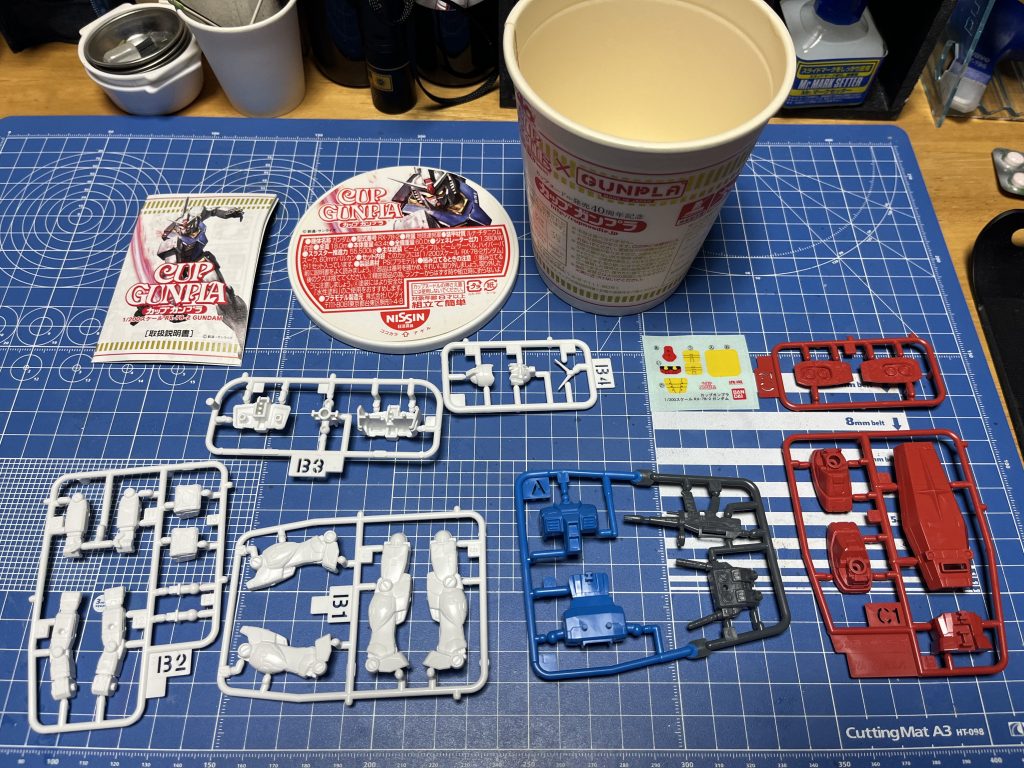 カップヌードルとのコラボ商品(おそらく2011くらい)の物だそうです。ぱかっと蓋を開けると思ったより内容がしっかりしてて…?