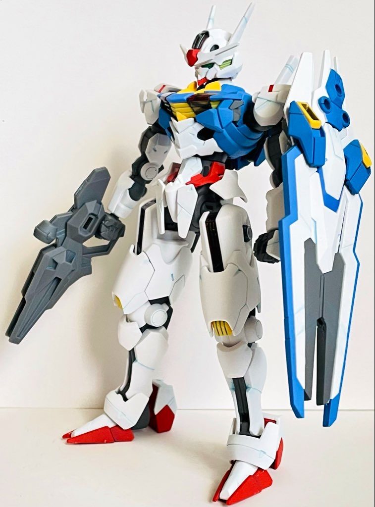 シールドのシールを使用したくなかったという事と脚部、肩フレーム部、シールドの肉抜き埋めの為、白,青,灰色のパーツは全て塗装し直しました。