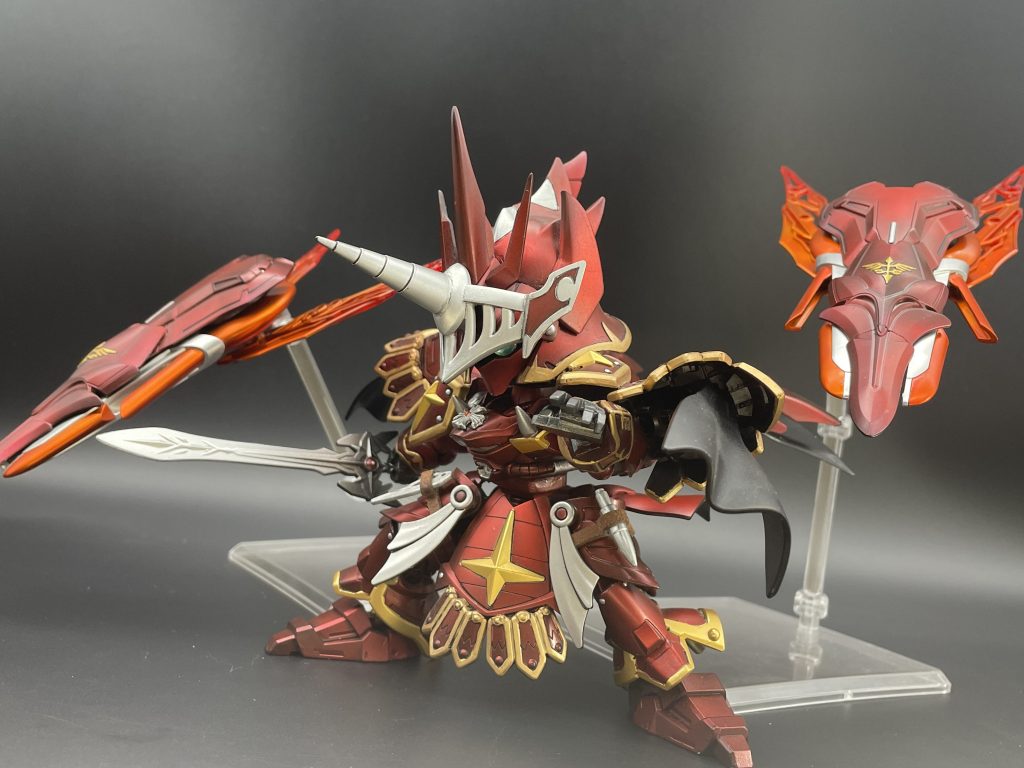 アハヴァ・アジールの各パーツは分離してサザビーの武装として装備可能。