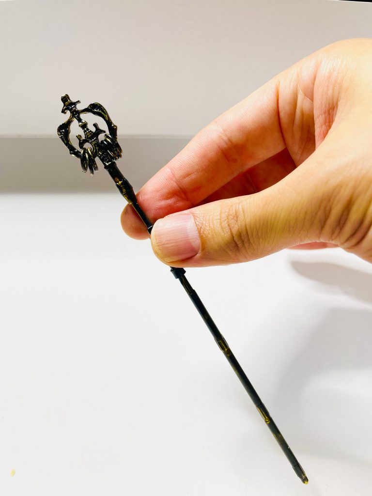 錫杖は、ネットショップで見つけた錫杖モチーフのアクセサリーにジャンク品の槍の持ち手を取り付けています。錫杖が金属製だったので、接着するのに苦労しました。