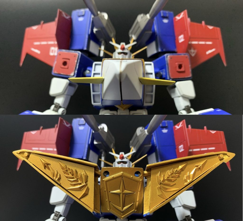 胸部になった Gファイター機首が……展開!!黄金の連邦マークが現れる