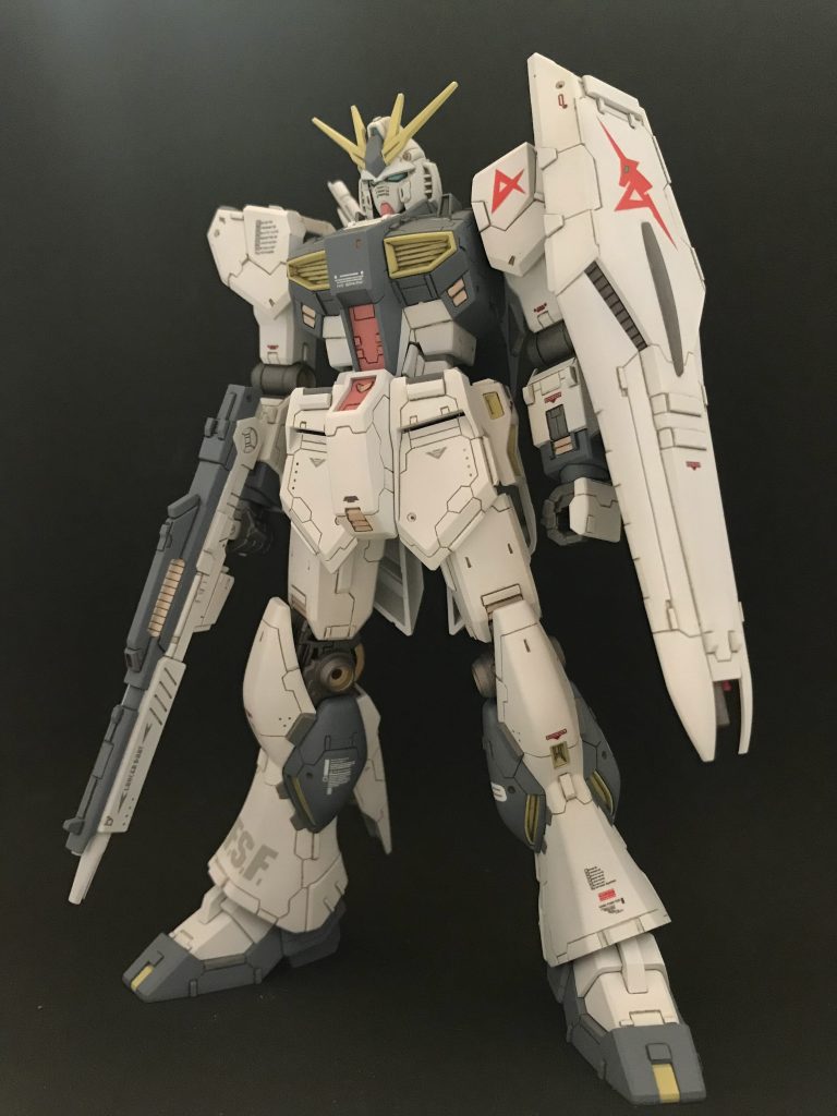 武器ありで。今回はファンネル類無しでシンプルに作りました。シンプルな分プロポーションにはかなり気を使っていて、長い足を縮めたり、首や肩を胴体に寄せたりして、けっこう太めなνになりました。