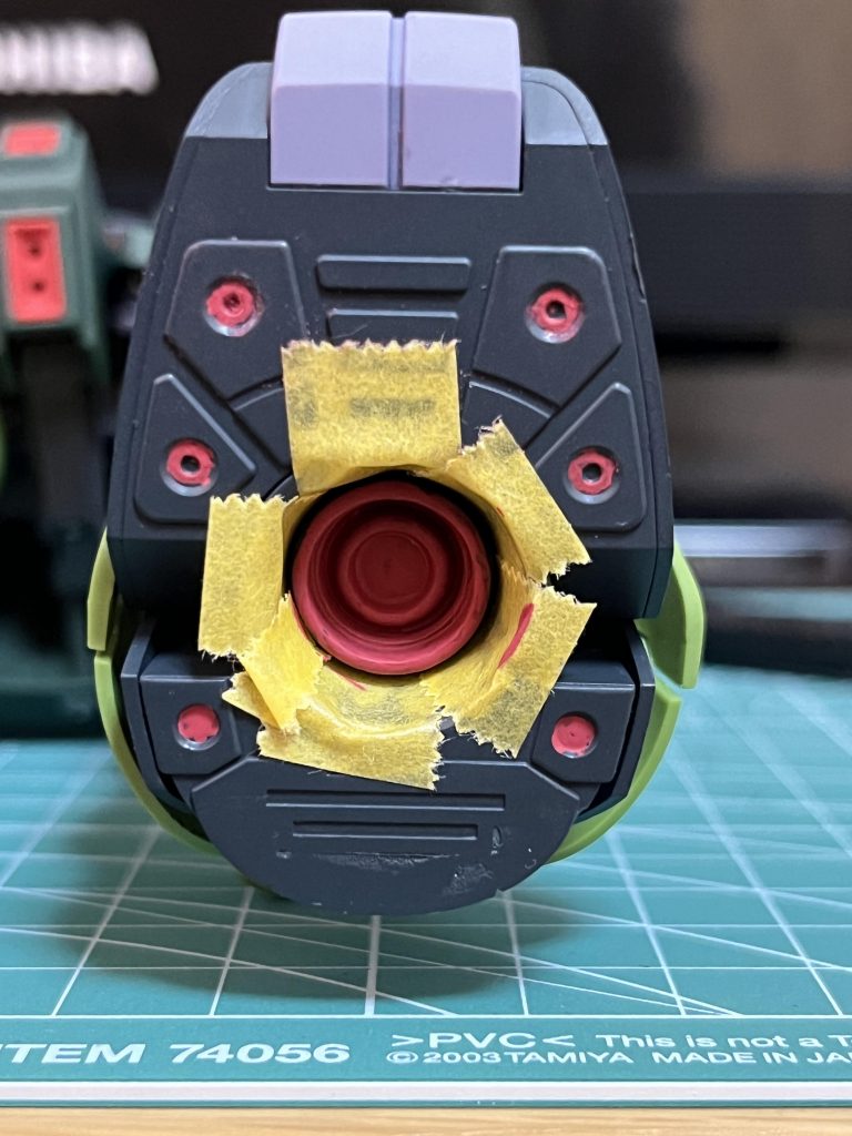 足裏のバーニアは色分けされていないので、アクリジョンのベースレッドで筆塗装。このベースレッド、ちょっと彩度は低めの色合いですが、隠蔽力が強くて濃い整形色が下地でもしっかりと発色してくれました。