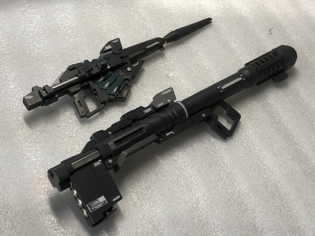 武器類はベースをフロストマットブラックで塗装してグレーやメッキシルバーをガンマカエアブラシでアクセント塗装。