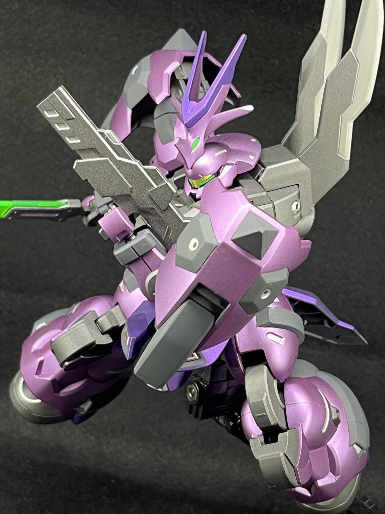 ポーズ③説明書裏のものを真似てシールド防御・突進姿勢を。