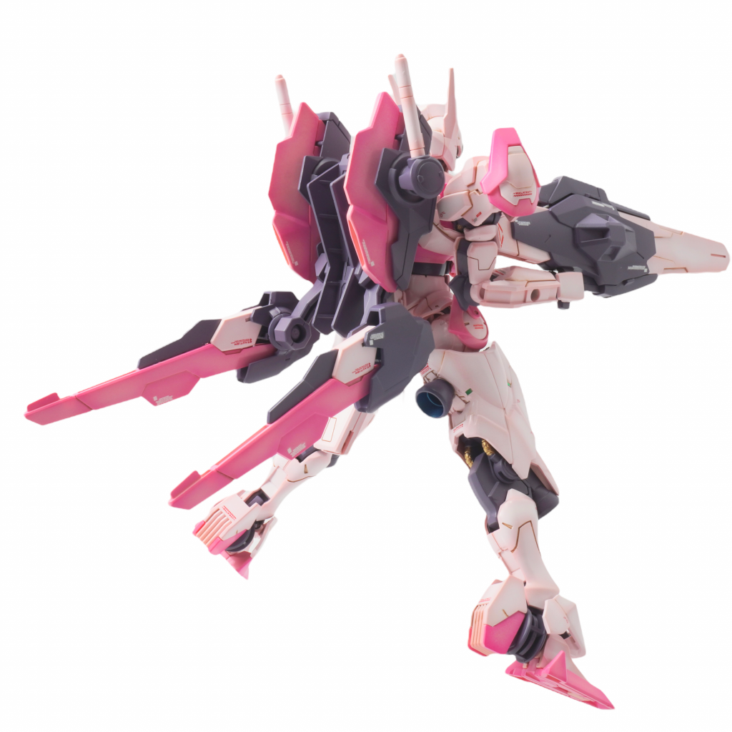 ビットステイヴを背中に装着。通常は全て白色ですが一部ピンクにすることで、素組からかなり印象が変わりました。